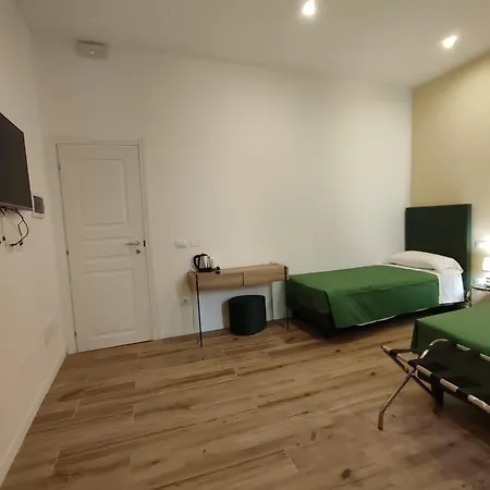 Bed & Breakfast Residenza Maggiore 10 - - *