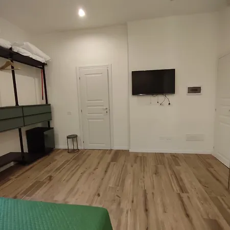 Alojamento de Acomodação e Pequeno-almoço Residenza Maggiore 10 - - *